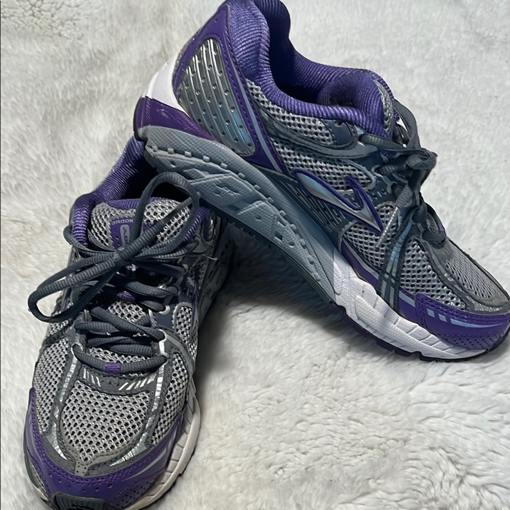 Brooks Women's Gray and Purple Athletic Shoes size 7